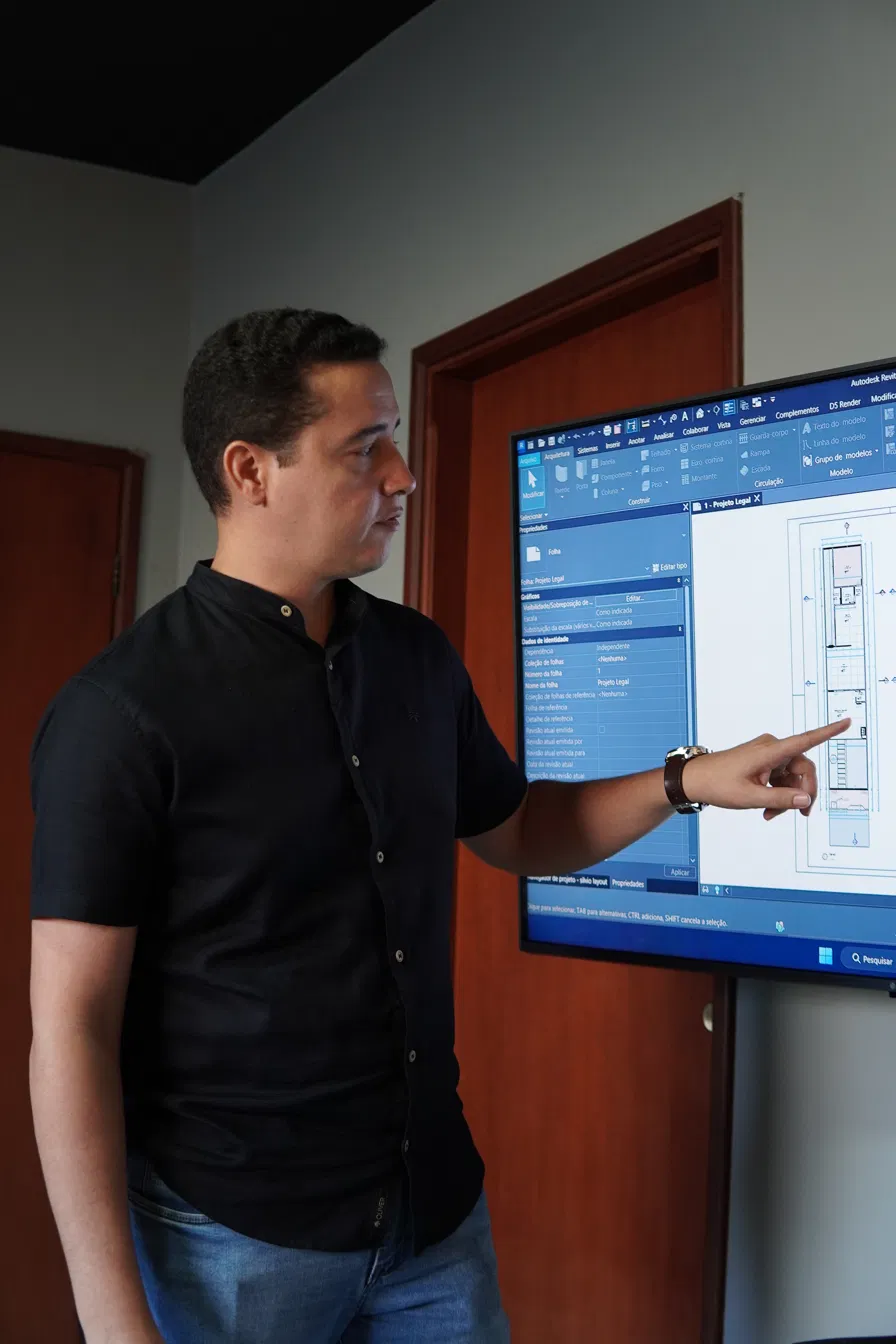 Engenheiro revisando projeto